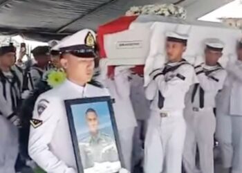 Proses pemakaman Sertu (Anumerta) Rein Pasau, korban longsor di Cisarua, Kabupaten Bandung Barat, digelar secara militer di Gorontalo, Sabtu (31/1). (foto : istimewa)
