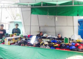 SEMARAK: Pedagang peci di kawasan taman menara Limboto mengeluhkan biaya lapak yang meningkat menjelang ramadan. (foto: dok/ gorontalo post)