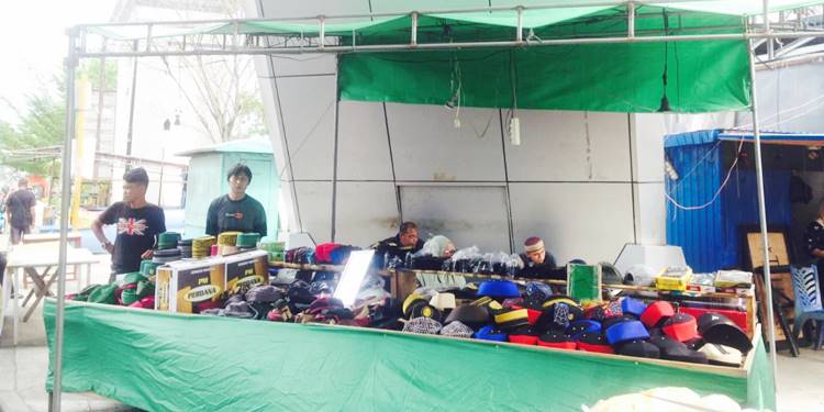 SEMARAK: Pedagang peci di kawasan taman menara Limboto mengeluhkan biaya lapak yang meningkat menjelang ramadan. (foto: dok/ gorontalo post)