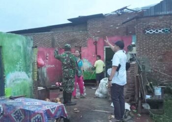 Camat Tilango saat mengunjungi rumah yang terkena putting beliung.