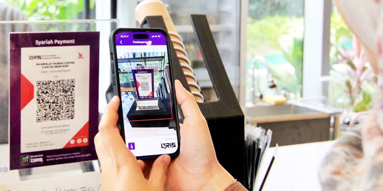 Transaksi digital menggunakan fitur pembayaran QRIS di aplikasi mobile banking Muamalat menunjukkan trenpositif. (foto: dok-istimewa)