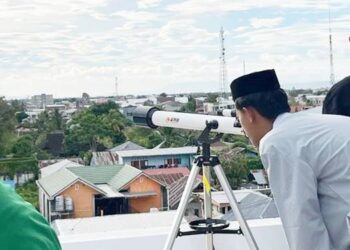 Pemantauan rukyatul hilal yang dipusatkan di kampus IAIN Sultan Amai Gorontalo, Selasa (17/2) sore. (Foto: Nur Awalia/mg/gorontalo post)
