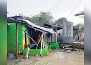 Kondisi rumah warga di Isimu Selatan yang rusak setelah diterjang angin puting beliung, Senin (9/2) siang. (foto: tangkapan layar-istimewa)