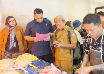 Kasubdit Dit Reskrimsus Polda Gorontalo, AKBP Agus D. Cahyono,S.I.K. saat melakukan pengecekan bahan pokok penting (Bapokting).