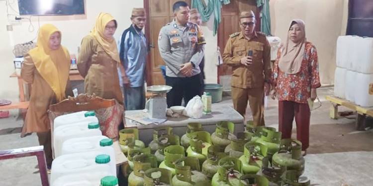 Bhabinkamtibmas Polsek Limboto Polres Gorontalo, Brigpol Rizki K Abdullah, S.H., bersama Pemerintah Kelurahan Kayubulan Kecamatan Limboto Kabupaten Gorontalo melaksanakan sidak terhadap distribusi Gas elpiji 3 Kg, Senin (23/02/2026).
