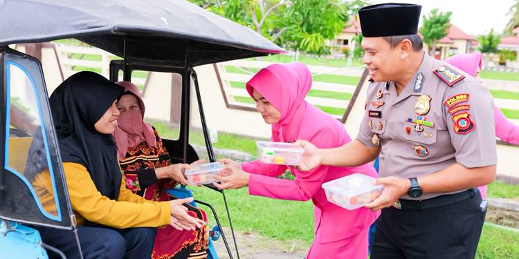 Kapolres Pohuwato, AKBP H. Busroni,S.I.K.,M.H. bersama Ketua Bhayangkari Cabang Pohuwato dan juga PJU serta Kapolsek Jajaran, membagikan takjil kepada pengguna jalan dan juga masyarakat sekitar Polres Pohuwato.