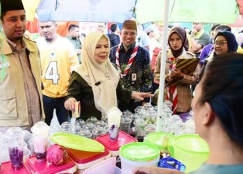 Wakil Gubernur Gorontalo Idah Syahidah Rusli Habibie, saat inspeksi takjil untuk uji sampel BPOM di kompleks Menara Kagungan Limboto, Kabupaten Gorontalo, Kamis (26/2). (Foto – Nova/Diskominfotik).