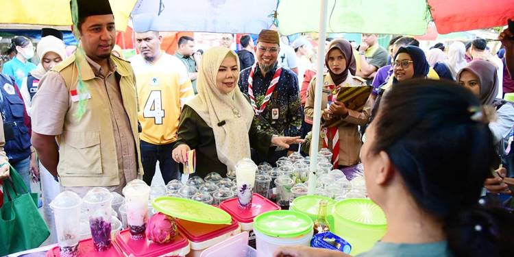 Wakil Gubernur Gorontalo Idah Syahidah Rusli Habibie, saat inspeksi takjil untuk uji sampel BPOM di kompleks Menara Kagungan Limboto, Kabupaten Gorontalo, Kamis (26/2). (Foto – Nova/Diskominfotik).