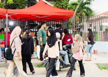 Kawasan Jln Sudirman, depan Kampus UNG dipadati warga yang berburu takjil, Kamis (19/2). (foto: dok-gorontalo post)