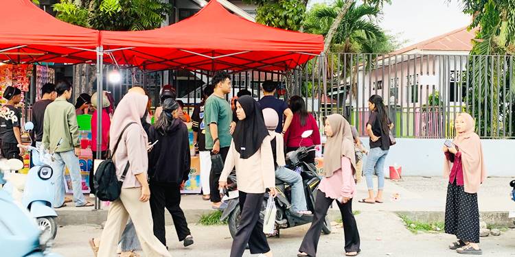 Kawasan Jln Sudirman, depan Kampus UNG dipadati warga yang berburu takjil, Kamis (19/2). (foto: dok-gorontalo post)