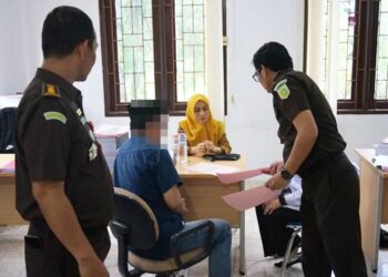 Kejari Kota Gorontalo saat menerima tahap dua perkara korupsi proyek jalan Nani Wartabone, dan langsung menahan saat itu juga tersangka MTL selaku konsultan pengawas, Senin (9/2/2026). (F. Humas Kejari Kota Gorontalo For Gorontalo Post).