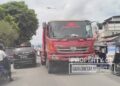 Sebuah mobil tronton pemicu kemacetan di ruas Jalan Cokroaminoto pusat Kota Gorontalo. Ini karena sopir tronton yang nekat terobos tanda larangan di simpang empat Jalan Pangeran Hidayat atau Jalan Dua Susun (JDS) Kota Gorontalo. Rabu (18/2/2026). (Foto: Roy/Gorontalo Post).