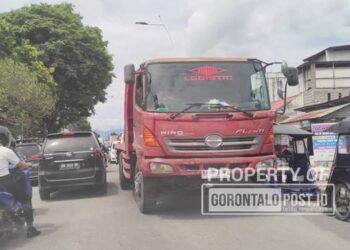 Sebuah mobil tronton pemicu kemacetan di ruas Jalan Cokroaminoto pusat Kota Gorontalo. Ini karena sopir tronton yang nekat terobos tanda larangan di simpang empat Jalan Pangeran Hidayat atau Jalan Dua Susun (JDS) Kota Gorontalo. Rabu (18/2/2026). (Foto: Roy/Gorontalo Post).