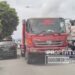 Sebuah mobil tronton pemicu kemacetan di ruas Jalan Cokroaminoto pusat Kota Gorontalo. Ini karena sopir tronton yang nekat terobos tanda larangan di simpang empat Jalan Pangeran Hidayat atau Jalan Dua Susun (JDS) Kota Gorontalo. Rabu (18/2/2026). (Foto: Roy/Gorontalo Post).