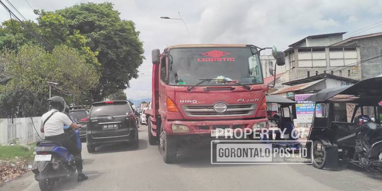 Sebuah mobil tronton pemicu kemacetan di ruas Jalan Cokroaminoto pusat Kota Gorontalo. Ini karena sopir tronton yang nekat terobos tanda larangan di simpang empat Jalan Pangeran Hidayat atau Jalan Dua Susun (JDS) Kota Gorontalo. Rabu (18/2/2026). (Foto: Roy/Gorontalo Post).