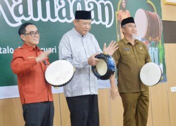 Gubernur Gusnar Ismail bersama Kepala Perwakilan BI Provinsi Gorontalo, Bambang Satya Permana, serta Direktur Eksekutif KDEKS Provinsi Gorontalo, Budiyanto Sidiki saat menabuh rebana tanda dibukanya pelaksanaan Bazar Ramadan Bank Indonesia, di gedung galeri UMKM Olaku, Senin (23/2). (Foto : Dok-Pemprov/Bahrian)