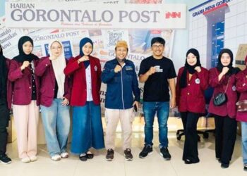 UNG BERDAMPAK - Peserta magang jurnalistik, mahasiswa program studi Bahasa Indonesia, UNG, saat diterima Pemimpin Redaksi Gorontalo Post, Sabtu (7/2). (foto: Ummul khair/mg/Gorontalo Post)