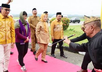 Wakil Menteri Pendidikan Tinggi, Sains, dan Teknologi, Prof. Stella Christie disambut adat Mopotilolo saat tiba di Bandara Djalaludin Gorontalo, Selasa (10/2). (foto: Fadly- Diskominfotik)