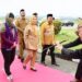 Wakil Menteri Pendidikan Tinggi, Sains, dan Teknologi, Prof. Stella Christie disambut adat Mopotilolo saat tiba di Bandara Djalaludin Gorontalo, Selasa (10/2). (foto: Fadly- Diskominfotik)