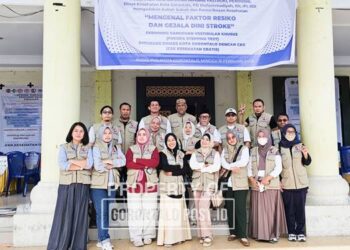 Ketua Yastroki Gorontalo “dr. Irianto Dunda, Sp.N bersama pengurus saat berpose usai menggelar kegiatan penyuluhan tentang bahaya strok dan CKG yang digelar di rumah dinas Yiladia Kota Gorontalo, Ahad (15/2/2026). (Foto: Roy/Gorontalo Post)