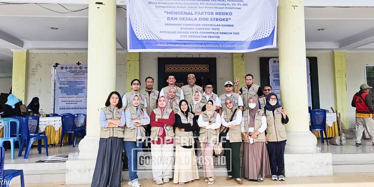 Ketua Yastroki Gorontalo “dr. Irianto Dunda, Sp.N bersama pengurus saat berpose usai menggelar kegiatan penyuluhan tentang bahaya strok dan CKG yang digelar di rumah dinas Yiladia Kota Gorontalo, Ahad (15/2/2026). (Foto: Roy/Gorontalo Post)