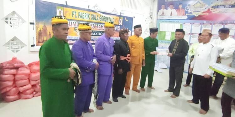  Asisten 1 Setda Kabupaten Gorontalo Nawir Tondako juga menyerahkan paket Ramadan berupa bahan pokok bantuan PT PG Gorontalo di Masjid Jami Tolangohula Jumat (20/2/2026).