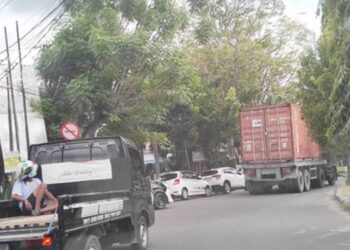 Mobil kontainer tampak menerobos tanda larangan di Jalan Dua Susun (JDS) Kota Gorontalo. (Foto: Roy/Gorontalo Post).