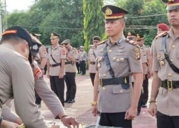 Kapolres Bone Bolango, AKBP Supriantoro. Selaku pimpinan upacara serah terima jabatan (sertijab) sejumlah pejabat utama, diPolres Bone Bolango.Rabu (11/2).Foto: Natharahman/ Gorontalo Post.