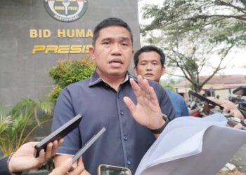 Dir Reskrimsus Polda Gorontalo, Kombes Pol. Maruly Pardede, saat memberikan keterangan terkait peristiwa banjir yang melanda Kabupaten Pohuwato, Selasa (10/2). (F. Natharahman/ Gorontalo Post)