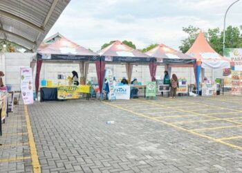 Pasar takjil bisa dijumpai di halaman indogrosir Gorontalo. (foto: dok- gorontalo post)