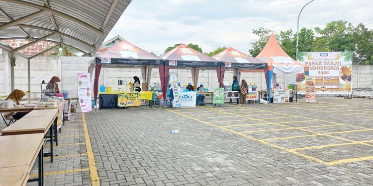 Pasar takjil bisa dijumpai di halaman indogrosir Gorontalo. (foto: dok- gorontalo post)