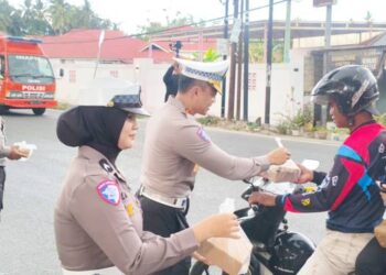 Direktur Lalu Lintas Polda Gorontalo Kombes Pol. Lukman Cahyono, S.I.K., M.H, kegiatan berbagi takjil.