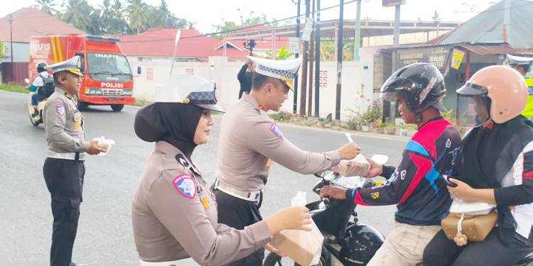 Direktur Lalu Lintas Polda Gorontalo Kombes Pol. Lukman Cahyono, S.I.K., M.H, kegiatan berbagi takjil.