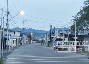 Tiang Tumbilotohe tampak sudah dipasang di Desa Ayula Kabupaten Bone Bolago. (Foto: Roy/Gorontalo Post).