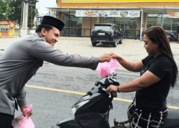 Kapolsek Popayato, IPDA Muhammad Kafin Adlan S.Tr.K. bersama anggota dan pengurus Bhayangkari, membagikan takjil kepada masyarakat dan juga pengguna jalan.
