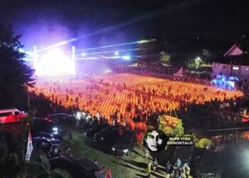 SEMARAK TUMBILOTOHE: Ribuan lampu botol Tumbilotohe di kawasan Blok Plan Perkantoran Pemprov Gorontalo, Desa Ayula Tinelo, Bone Bolango menjadi daya tarik kunjungan wisatawan, Senin (16/3) malam. (foto: papa iyas untuk gorontalo post)