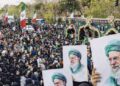 Momen ribuan warga Iran padati jalanan saat prosesi pemakaman Ayatollah Ali Khamenei di Teheran.-Reuters-