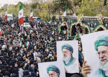 Momen ribuan warga Iran padati jalanan saat prosesi pemakaman Ayatollah Ali Khamenei di Teheran.-Reuters-