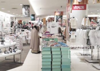 Pusat perbelanjaan di Kota Gorontalo masih sepi pembeli, beberapa lapak pakaian maupun sepatu atau sendal juga masib terlihat lengang, Kamis (12/2/2025). (Foto: Roy/Gorontalo Post).