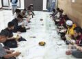 Suasana kebersamaan saat makan sahur usai pelaksanaan salat Lail di Masjid Al Kautsar, Kota Gorontalo di malam ke 21 hari Ramadan. (Foto: Roy/Gorontalo Post).