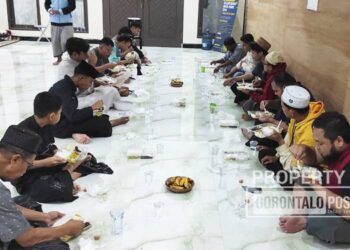 Suasana kebersamaan saat makan sahur usai pelaksanaan salat Lail di Masjid Al Kautsar, Kota Gorontalo di malam ke 21 hari Ramadan. (Foto: Roy/Gorontalo Post).