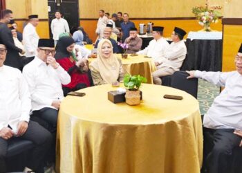 UNTUK GORONTALO - Pertemuan para politisi Gorontalo yang digagas Wali Kota Adhan Dambea berlangsung penuh kekeluargaan dan harmonis, Kamis (5/3) di Hotel Grand Q Kota Gorontalo. (foto: istimewa)