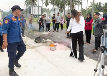 Relawan SPPG Polres Pohuwato mendapatkan materi tentang penggunaan Alat Pemadam Api Ringan (APAR) dari pihak Damkar Kabupaten Pohuwato.