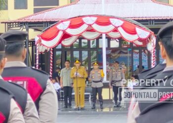 Gubernur Gorontalo, Dr. Ir. H. Gusnar Ismail, M.M menjadi memimpin apel Operasi Kepolisian Terpusat Ketupat Otanaha 2026 di lapangan Polda Gorontalo. Kamis (12/3). (Foto: Natharahman/ Gorontalo Post)
