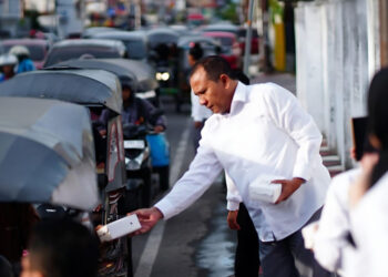 Berkah Ramadan! Bagi-bagi Takjil Karyawan Aston Gorontalo Turun ke Jalan