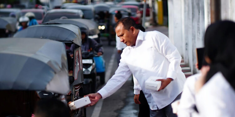 Berkah Ramadan! Bagi-bagi Takjil Karyawan Aston Gorontalo Turun ke Jalan