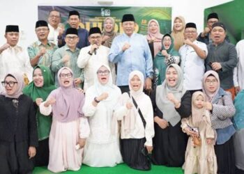 HIJAU HITAM: Gubernur Gorontalo Gusnar Ismail bersama Presedium jajaran KAHMI Gorontalo, menunjukan semangat membangun Gorontalo, pada acara buka puasa bersama di Graha KAHMI Gorontalo, Ahad (8/3). (Foto : Valen/Pemprov)
