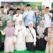 HIJAU HITAM: Gubernur Gorontalo Gusnar Ismail bersama Presedium jajaran KAHMI Gorontalo, menunjukan semangat membangun Gorontalo, pada acara buka puasa bersama di Graha KAHMI Gorontalo, Ahad (8/3). (Foto : Valen/Pemprov)