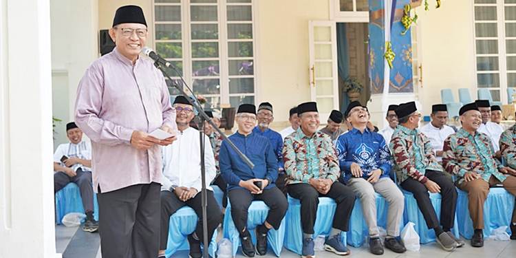 Gubernur Gorontalo Gusnar Ismail menyampaikan arahan pada pelaksanaan kuliah bakda subuh yang berlangsung di rudis gubernur, Ahad (29/3). (foto: istimewa)