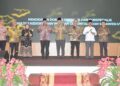 Gubernur Gusnar Ismail bersama Rektor UNG Eduart Wolok membunyikan alat musik tradisional Polo Palo tanda diluncurnya program studi pendidikan dokter spesial spesialis anestesiologi dan terapi intensif di Fakultas Kedokteran UNG di Ballroom UTC Damhil Universitas Negeri Gorontalo (UNG), Selasa (3/3). (Foto : Bahrian/Pemprov)